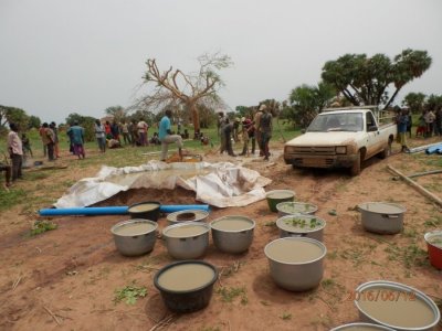 Akcja zbiórki makulatury na budowę studni w Afryce